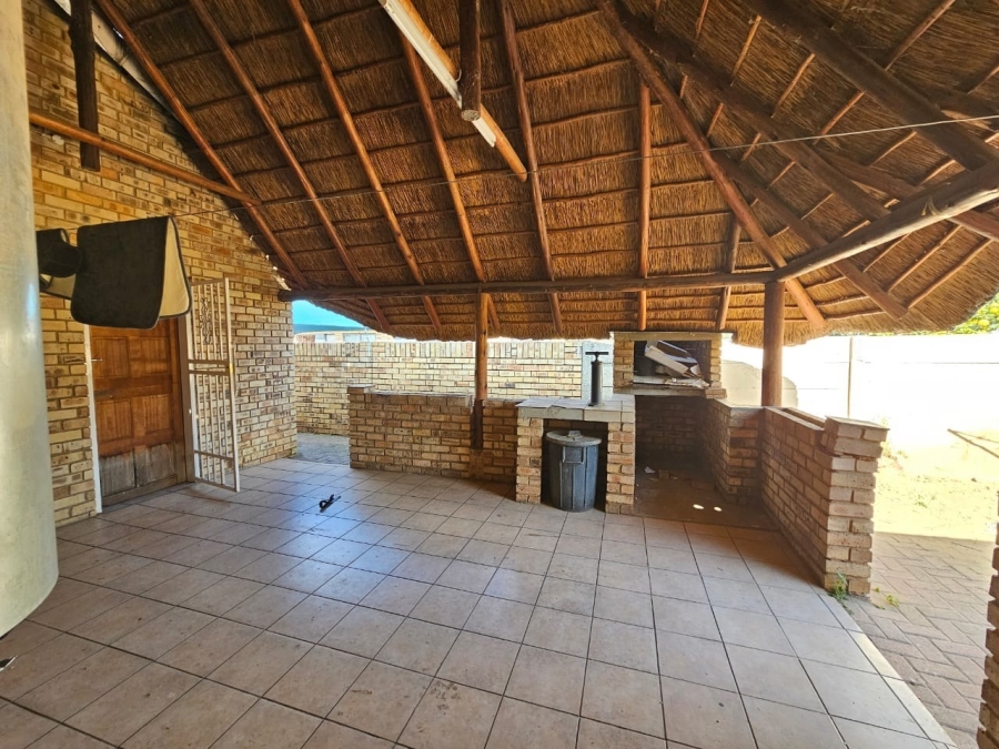5 Bedroom Property for Sale in Kannoniers Park North West